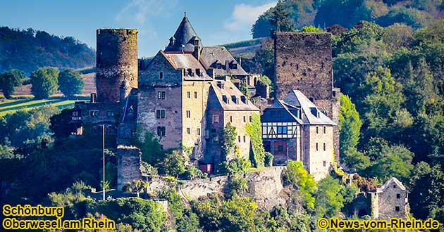 Die Schnburg oberhalb von Oberwesel am Rhein stammt aus dem 13. Jahrhundert und beherbergt ein Hotel, ein Restaurant und ein kleines Burgmuseum