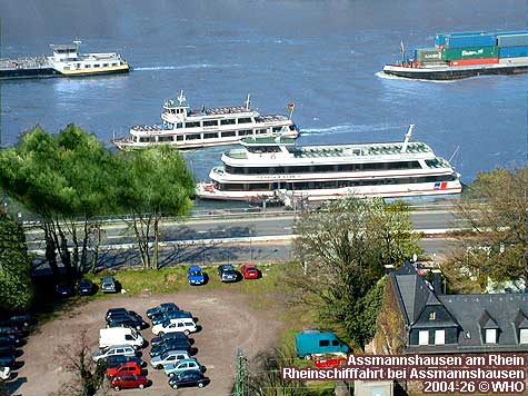 Rheinschifffahrt bei Assmannshausen im Rheingau.