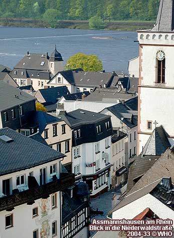 Assmannshausen am Rhein. Blick in die Niederwaldstrae und zur Pfarrkirche Heilig-Kreuz.