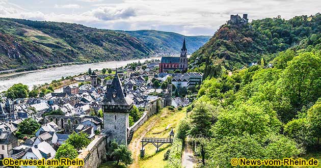 Blick auf Oberwesel am Rhein mit der Schnburg und der Liebfrauenkirche sowie Teilen der historischen Stadtmauer