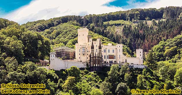 Gegenber der Lahnmndung und der Burg Lahneck, oberhalb von Koblenz-Stolzenfels liegt das Schlo StolzenfelsGegenber der Lahnmndung und der Burg Lahneck, oberhalb von Koblenz-Stolzenfels liegt das Schlo Stolzenfels