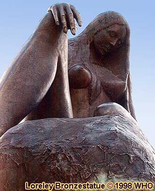Loreley, Bronzestatue auf dem Loreleyhafen-Hafendamm bei St. Goarshausen