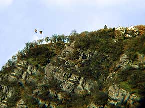 Loreley, Flaggen auf dem Loreleyfelsen, 6. November 1998, © Foto WHO