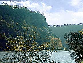 Loreley, Im Gegenlicht vom Loreleyhafen- Hafendamm aus gesehen, 6. November 1998, © Foto: WHO