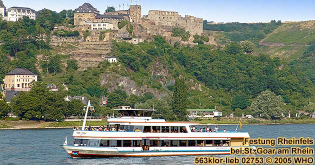 Rheinschifffahrt bei Burg Rheinfels bei St. Goar am Rhein