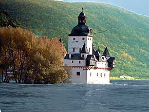 Pfalzgrafenstein, kurz Pfalz im Rhein bei Kaub, von der Autofaehre aus gesehen, beim Hochwasserstand von 6,30 m am Kauber Pegel. Foto: © 1998, WHO