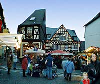 Weihnachtsmarkt Rdesheim, Fachwerkhuser an der Ecke Oberstrae / Marktstrae, Bild 19,  Wilhelm Hermann, 29. November 1998