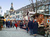Weihnachtsmarkt Rüdesheim, Marktplatz, im Hintergrund St.-Jakobus-Kirche, Bild 44, © Wilhelm Hermann, 29. November 1998